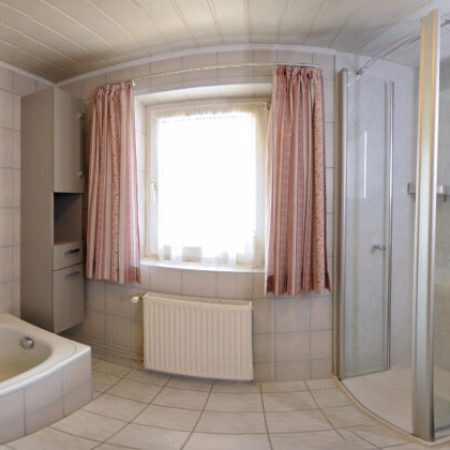 riederhof_app1-bad_panorama4195-4206_1_21.03.25-1024x420